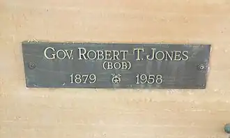 Crypt of Robert "Bob" Taylor Jones (1884–1958).