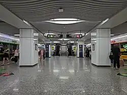 Platform for Line 2 towards Liangzhu and Line 4 towards Chihua Street