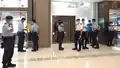 A large number of police officers entered the mall and set up a cordon at the entrance and exit of the bathroom