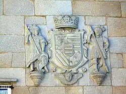 Coat of arms with tenants of the Marquis of Aranda's manor house.