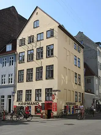 The corner building from 1750