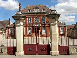 The town hall in Sacy-le-Grand