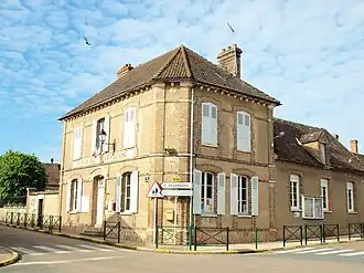 The town hall in Saint-Sérotin