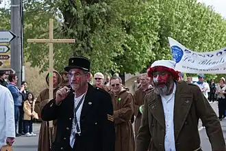 Bufador (right), escorted by a gendarme.