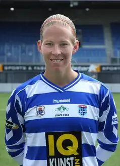 Footballer Sylvia Smith in profile, in a white and blue jersey of SC Heerenveen