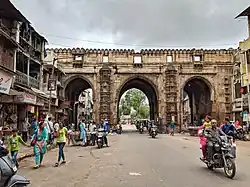 Teen Darwaza