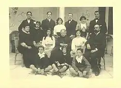 Pérez de Guzmán (seated on floor, first from right) with his family around 1913