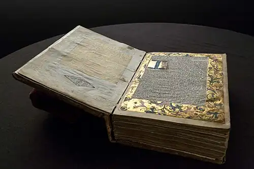 The editor's preface was adorned with gilded letters in one version of the Augsburg edition of the Chronica Hungarorum by Johannes Thuróczy from 1488. For the first time in history, gold paint was used for this print.