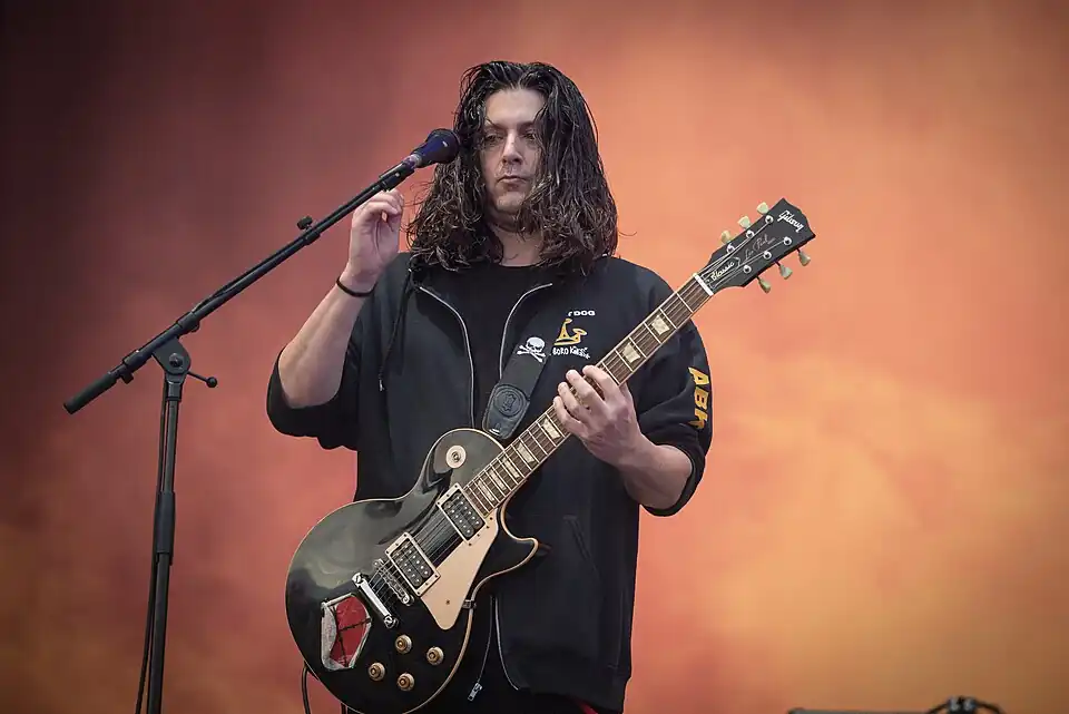 Tom Morello (27) (53817575146).jpg