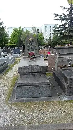 Grave in Courbevoie.