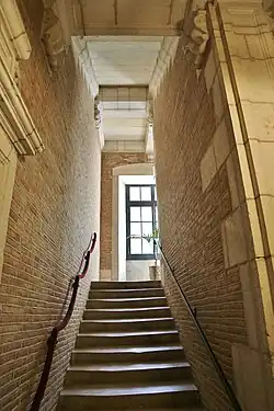 Grand straight stair.