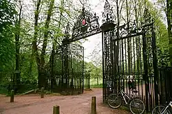 Trinity College, Field Gates to Queen's Road
