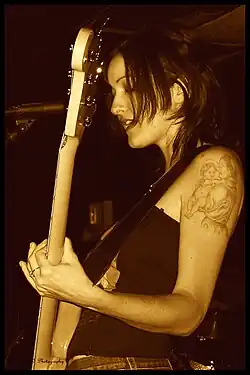Fiorentino performing in 2006