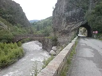 A view of the bridge over the Bès river and the tunnel at Barles