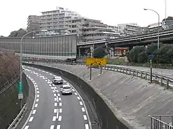 The eastern terminus of the expressway section of the Yokohama Shindō